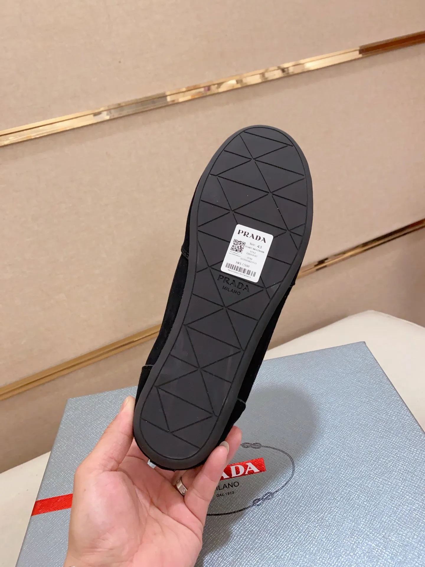 Men's shoes 💰 500💰 ✔️✔️✔️High version High-quality new PRADA counters are launched simultaneously. The new men's shoes and 😘fabrics are selected from first-layer cow suede and waterproof fabrics, and are made by pure handicrafts. Lining: Full sheepskin lining. 👍🏿 High-end ☄️ air-cushion molded anti-slip rubber outsole, exquisite lines, simple and elegant, comfortable and high-end for leisure travel. Number of yards: 38 to 44. Can be customized45